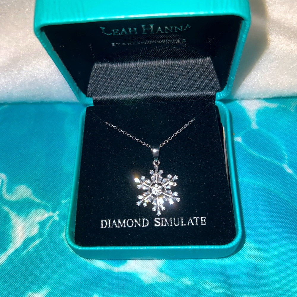 #152✅ Diamond simulate snowflake necklace